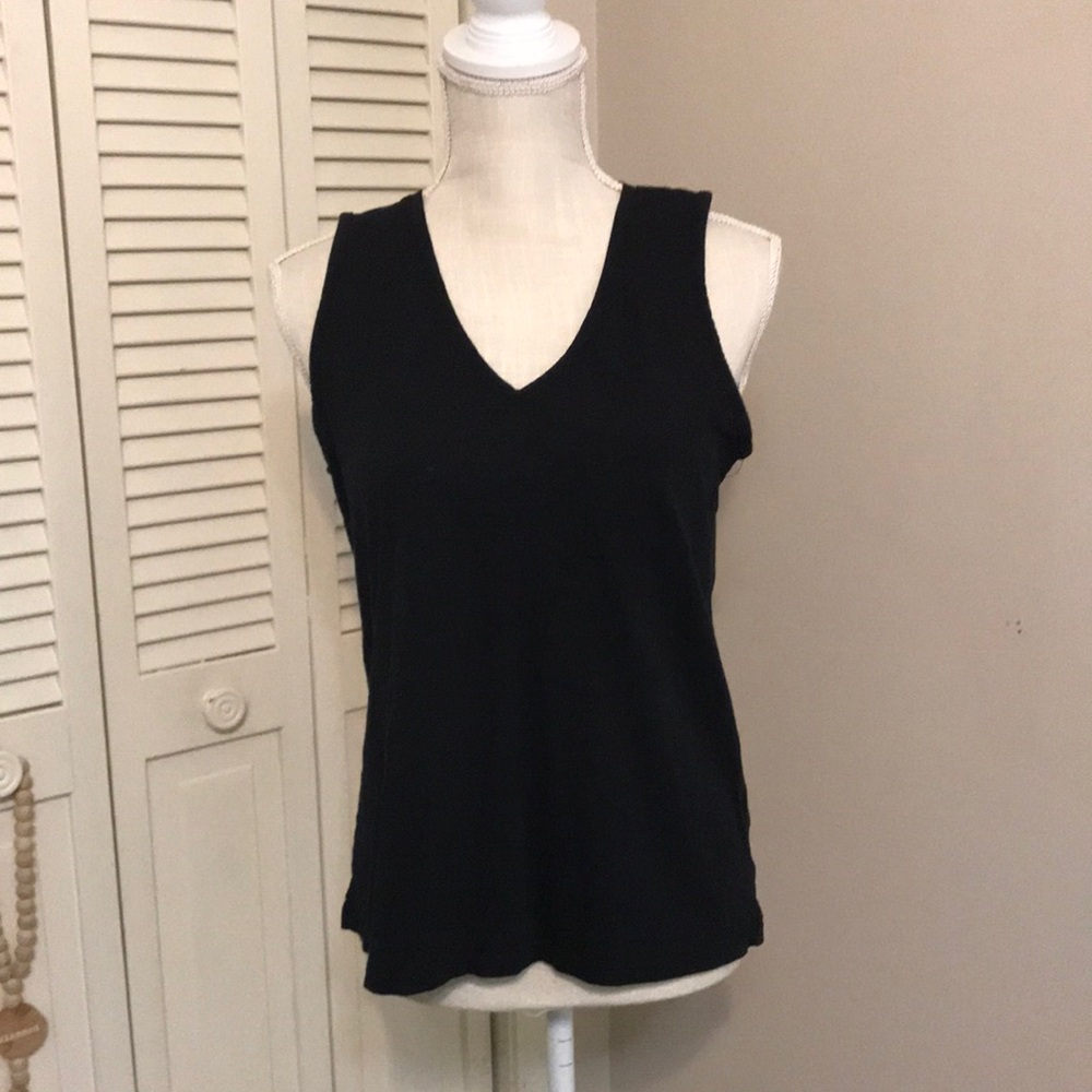 Women’s sleeveless top with pocket size large.